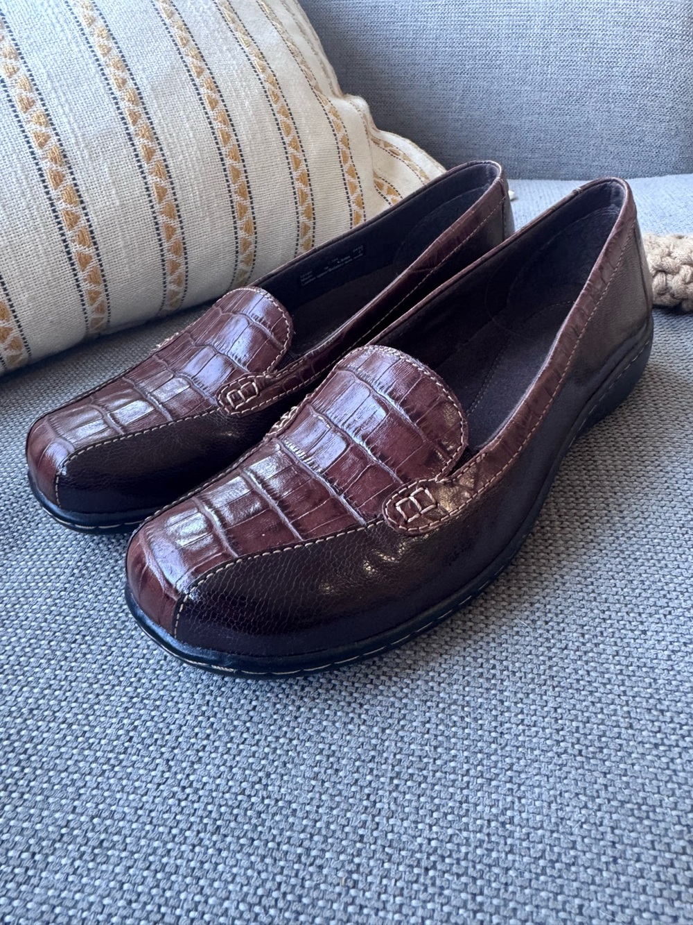 nwot two tone leather clarks loafers